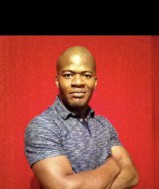  Gespierde neger masseert graag  