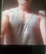  Man biedt zijn diensten aan dames  