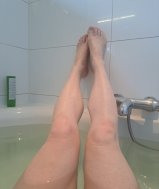 Man zoekt man terwijl vrouw kijkt