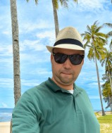  Een aantrekkelijke jongeman die vrouwen waardeert en klaar is voor geheime relaties 